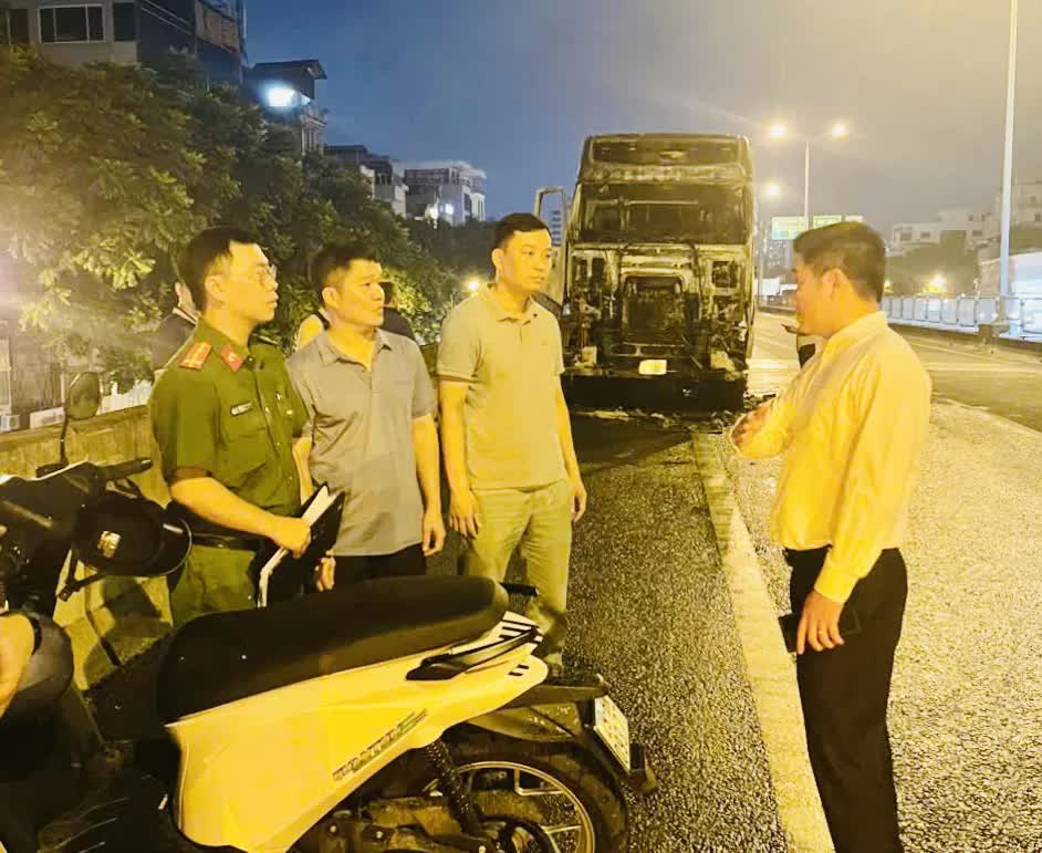 Kịp thời khống chế vụ cháy ô tô đầu kéo trên đường Vành đai 3- Ảnh 1.