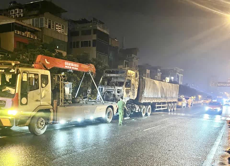 Kịp thời khống chế vụ cháy ô tô đầu kéo trên đường Vành đai 3- Ảnh 4.