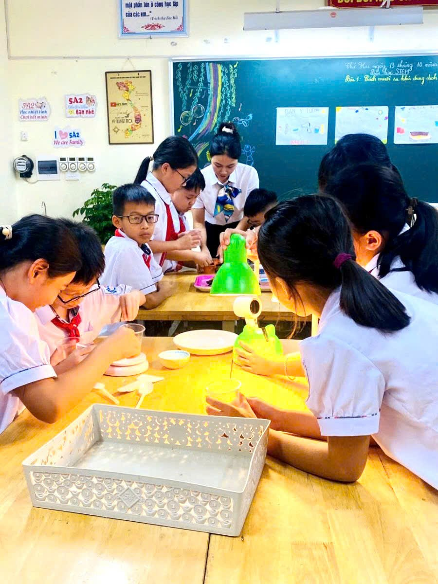 Trường Tiểu học Tây Đằng A tổ chức chuyên đề giáo dục STEM với bài học “Tách muối ra khỏi dung dịch”- Ảnh 2.