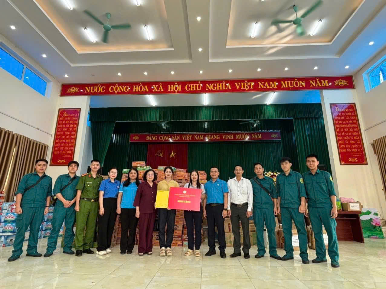 Công an phường Cầu Giấy hỗ trợ các đơn vị bị thiệt hại do bão lũ- Ảnh 1.