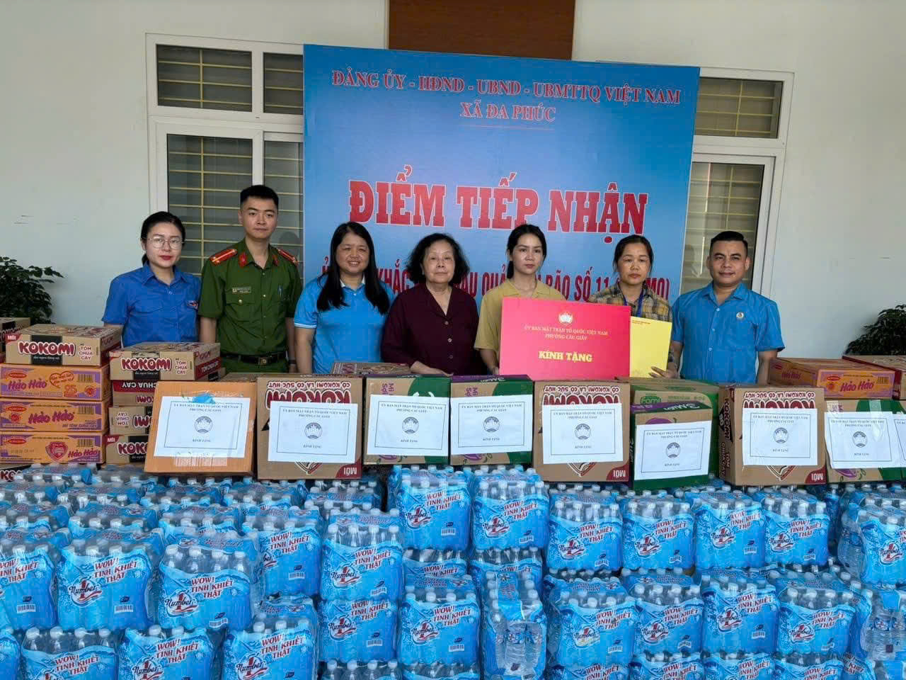 Công an phường Cầu Giấy hỗ trợ các đơn vị bị thiệt hại do bão lũ- Ảnh 2.