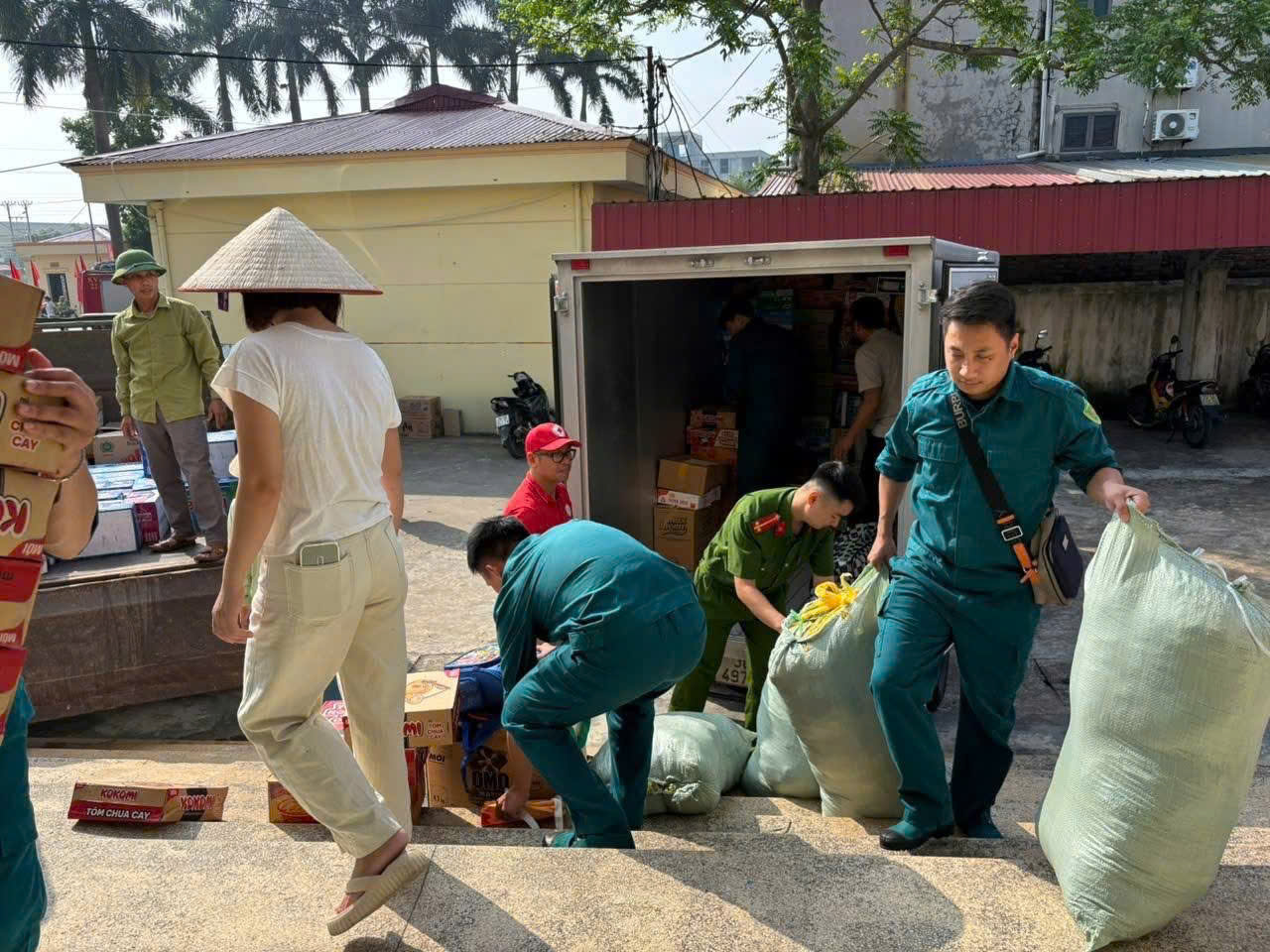 Công an phường Cầu Giấy hỗ trợ các đơn vị bị thiệt hại do bão lũ- Ảnh 3.