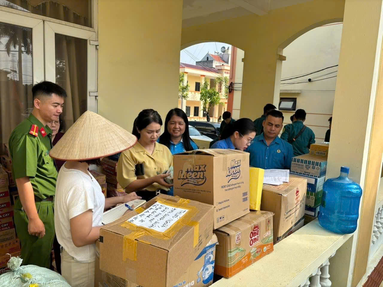 Công an phường Cầu Giấy hỗ trợ các đơn vị bị thiệt hại do bão lũ- Ảnh 4.