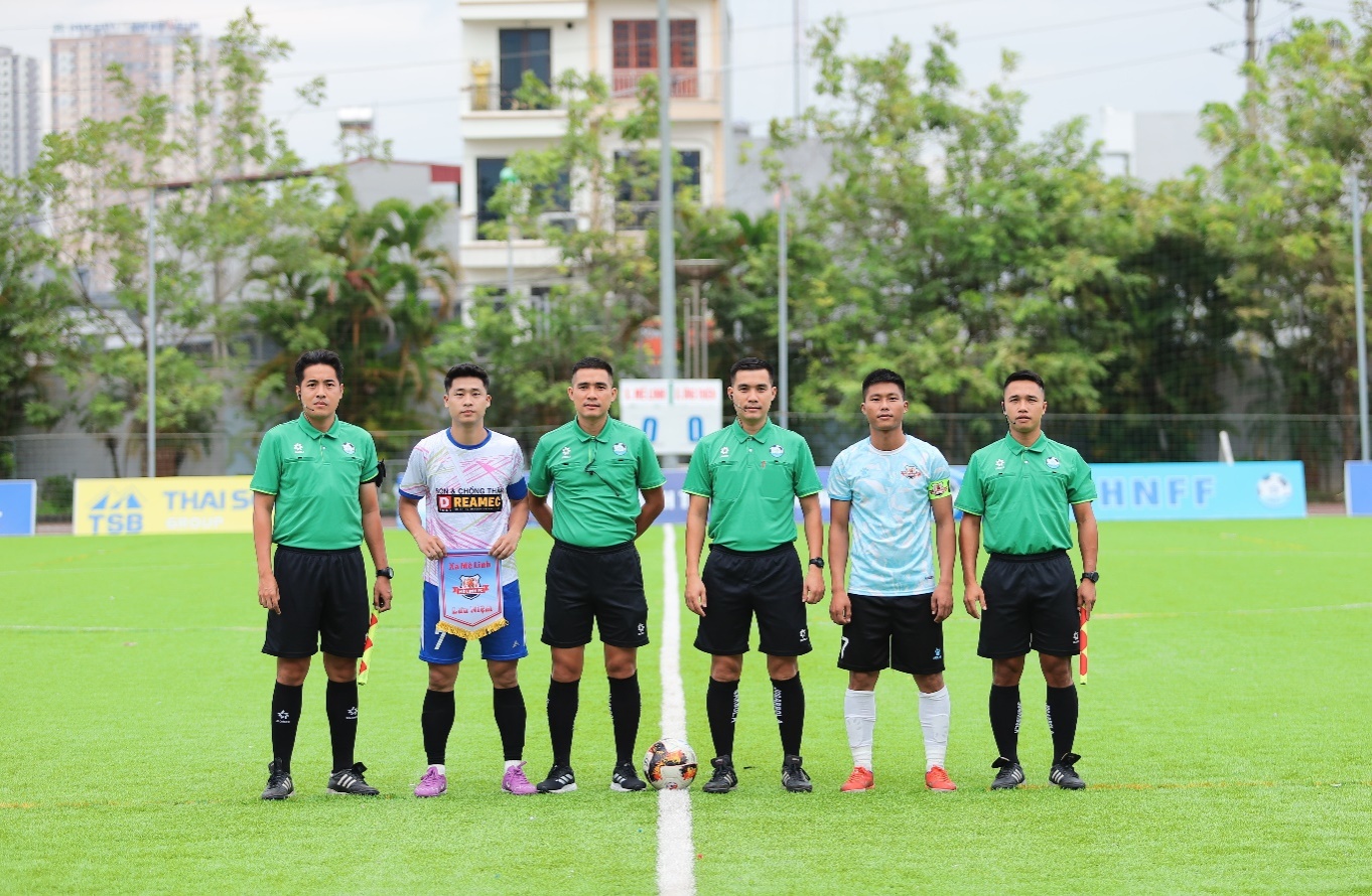 Đội bóng xã Mê Linh thắng thuyết phục 3 - 1 trước xã Ứng Thiên, giành vé vào Bán kết Giải bóng đá Vô địch Thành phố Hà Nội năm 2025- Ảnh 1.