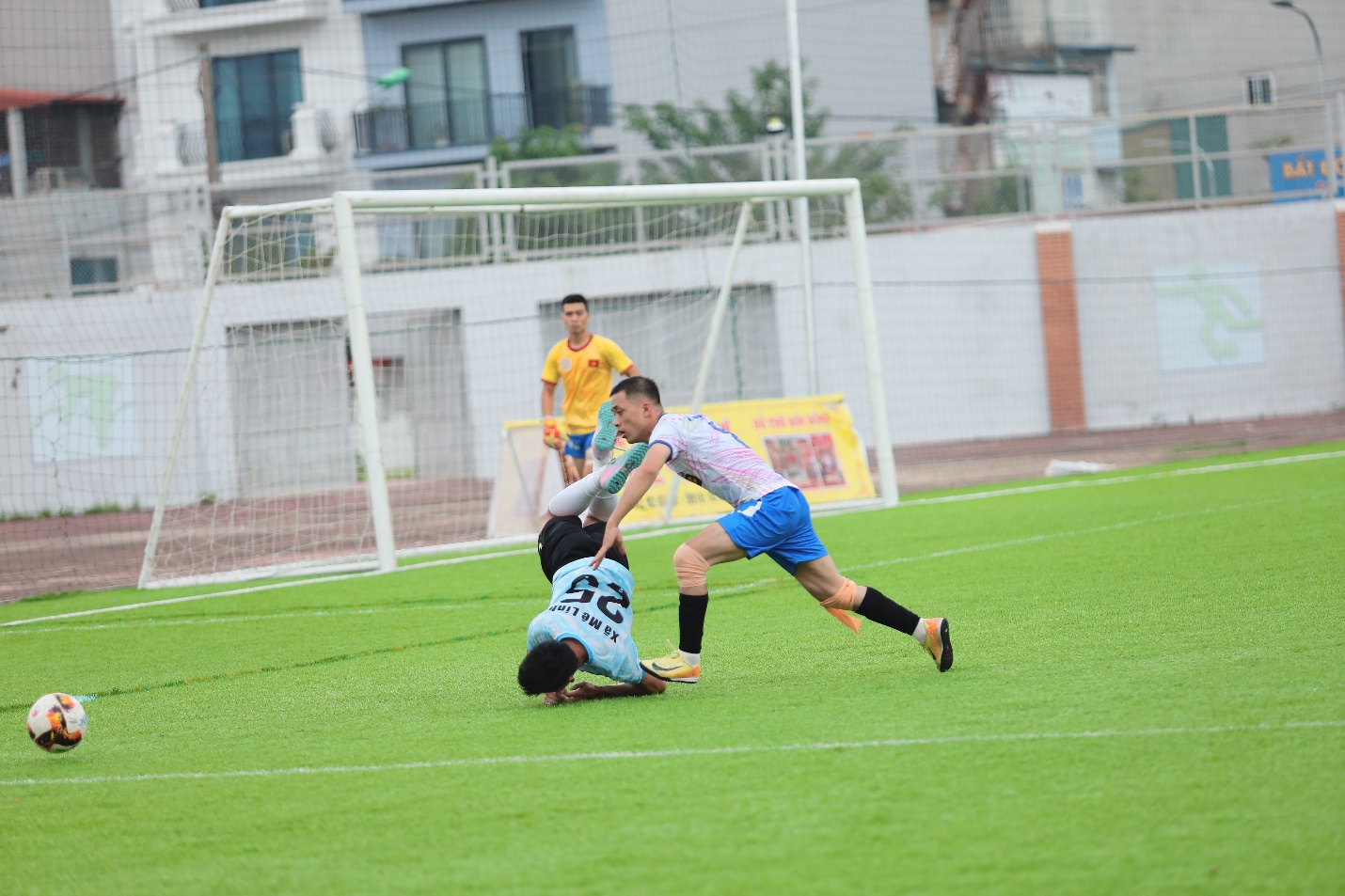 Đội bóng xã Mê Linh thắng thuyết phục 3 - 1 trước xã Ứng Thiên, giành vé vào Bán kết Giải bóng đá Vô địch Thành phố Hà Nội năm 2025- Ảnh 2.