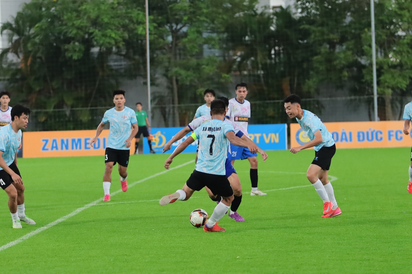Đội bóng xã Mê Linh thắng thuyết phục 3 - 1 trước xã Ứng Thiên, giành vé vào Bán kết Giải bóng đá Vô địch Thành phố Hà Nội năm 2025- Ảnh 3.