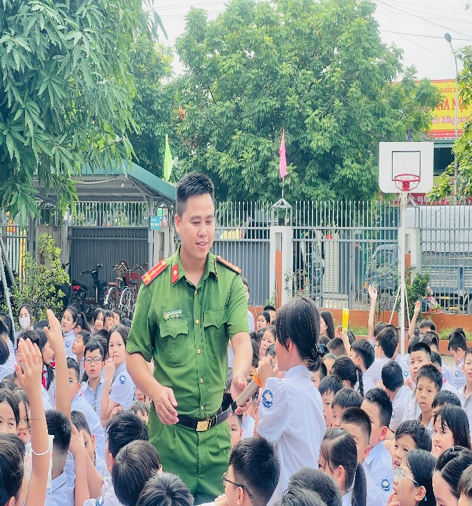 Tăng cường tuyên truyền, nâng cao ý thức phòng cháy chữa cháy và cứu nạn cứu hộ tại trường tiểu học Triều Khúc.- Ảnh 1.