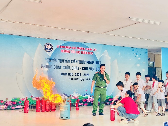 Tăng cường tuyên truyền, nâng cao ý thức phòng cháy chữa cháy và cứu nạn cứu hộ tại trường tiểu học Triều Khúc.- Ảnh 3.