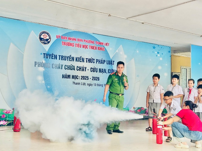 Tăng cường tuyên truyền, nâng cao ý thức phòng cháy chữa cháy và cứu nạn cứu hộ tại trường tiểu học Triều Khúc.- Ảnh 6.