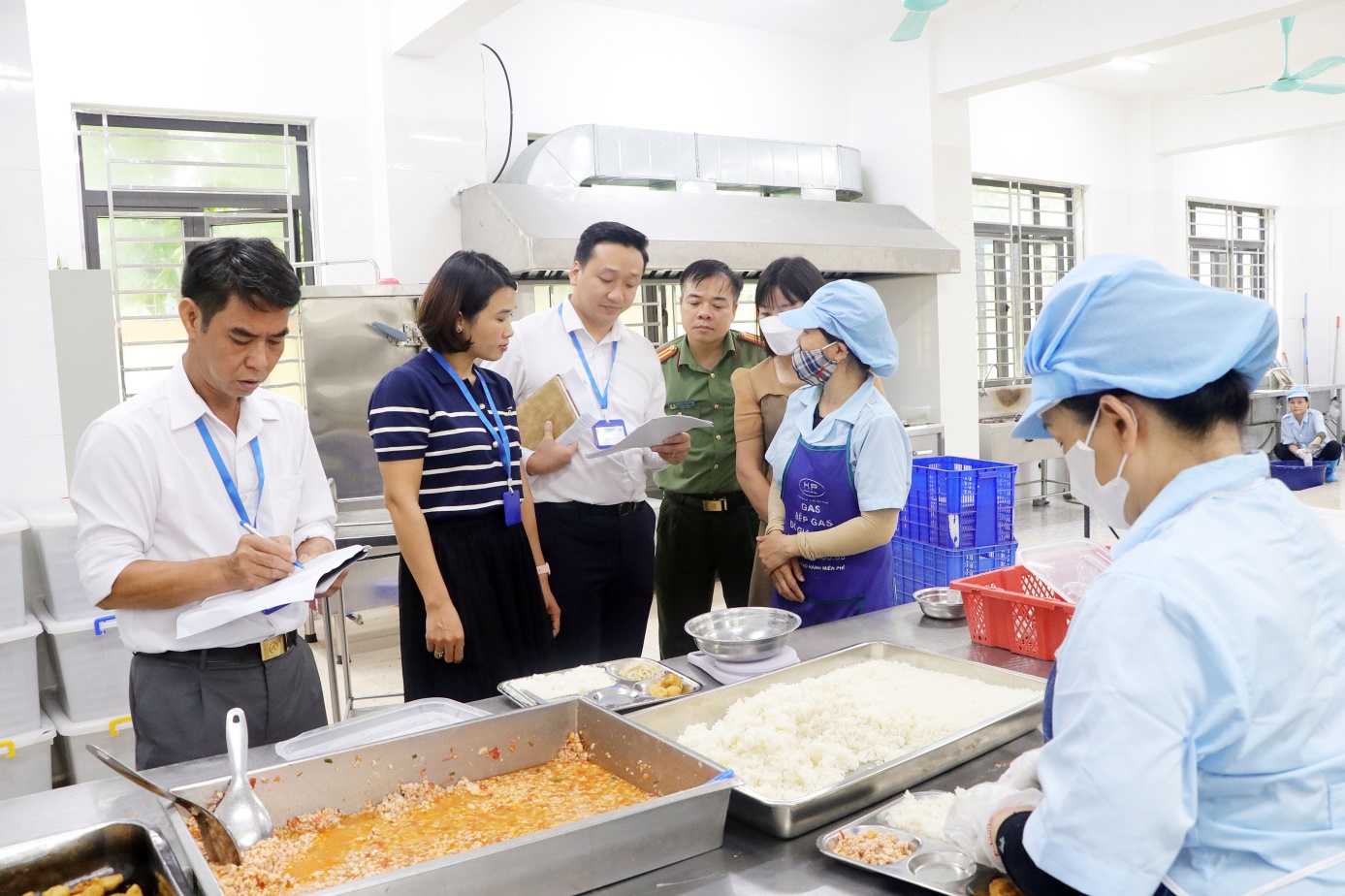 Đoàn liên ngành xã Trần Phú kiểm tra công tác an toàn thực phẩm bữa ăn bán trú tại các trường trên địa bàn- Ảnh 4.
