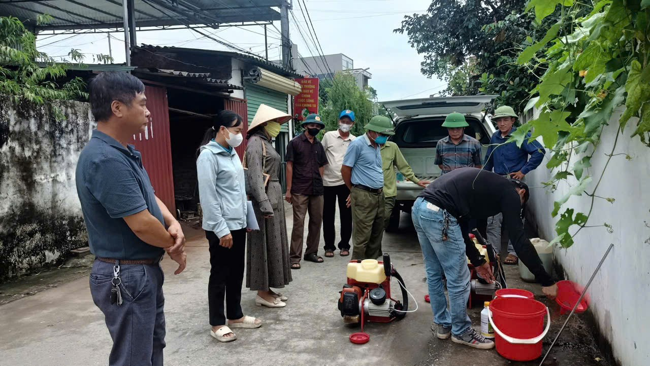 78 hộ dân được phun hóa chất – xã Quảng Oai quyết liệt kiểm soát ổ dịch sốt xuất huyết- Ảnh 1.