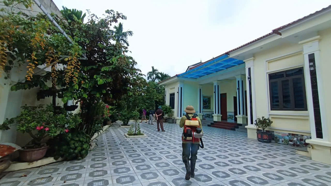 78 hộ dân được phun hóa chất – xã Quảng Oai quyết liệt kiểm soát ổ dịch sốt xuất huyết- Ảnh 2.