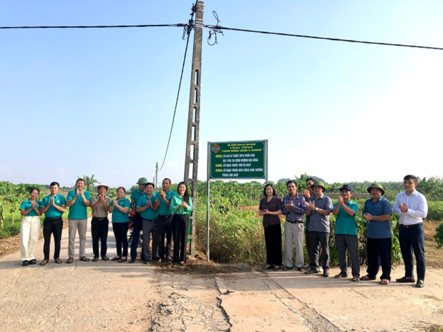 Gắn biển các công trình Chào mừng kỷ niệm 95 năm Ngày thành lập Hội Nông dân Việt Nam (14/10/1930- 14/10/2025)- Ảnh 1.