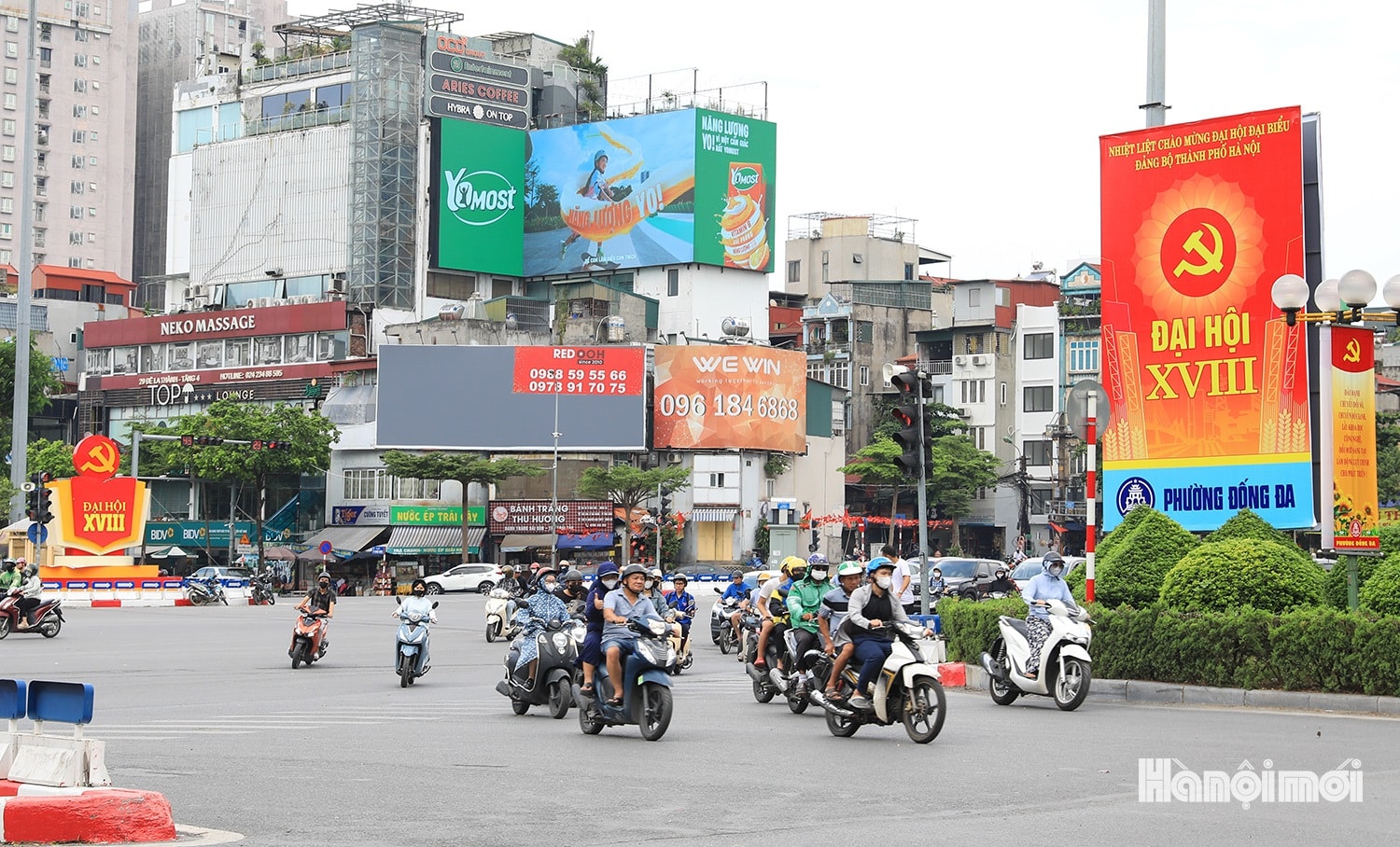 Đường phố rực rỡ cờ hoa chào mừng Đại hội đại biểu Đảng bộ TP Hà Nội lần thứ XVIII- Ảnh 1.