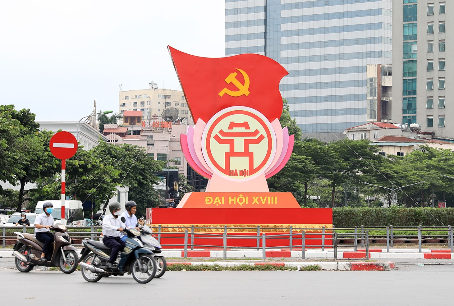 Đường phố rực rỡ cờ hoa chào mừng Đại hội đại biểu Đảng bộ TP Hà Nội lần thứ XVIII- Ảnh 2.