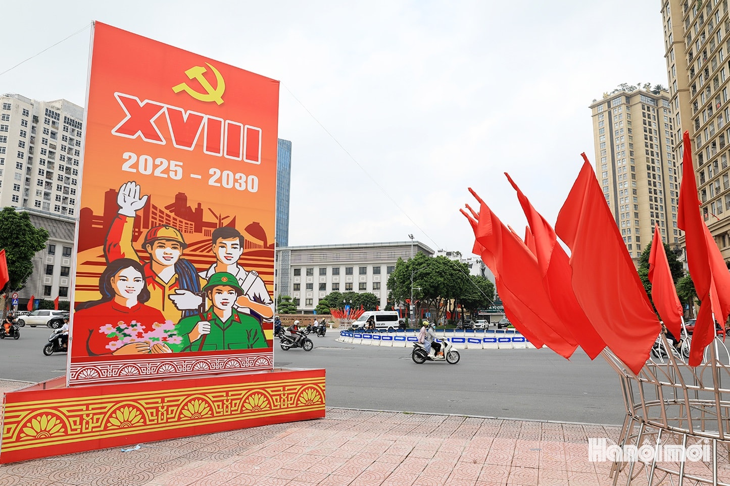 Đường phố rực rỡ cờ hoa chào mừng Đại hội đại biểu Đảng bộ TP Hà Nội lần thứ XVIII- Ảnh 4.