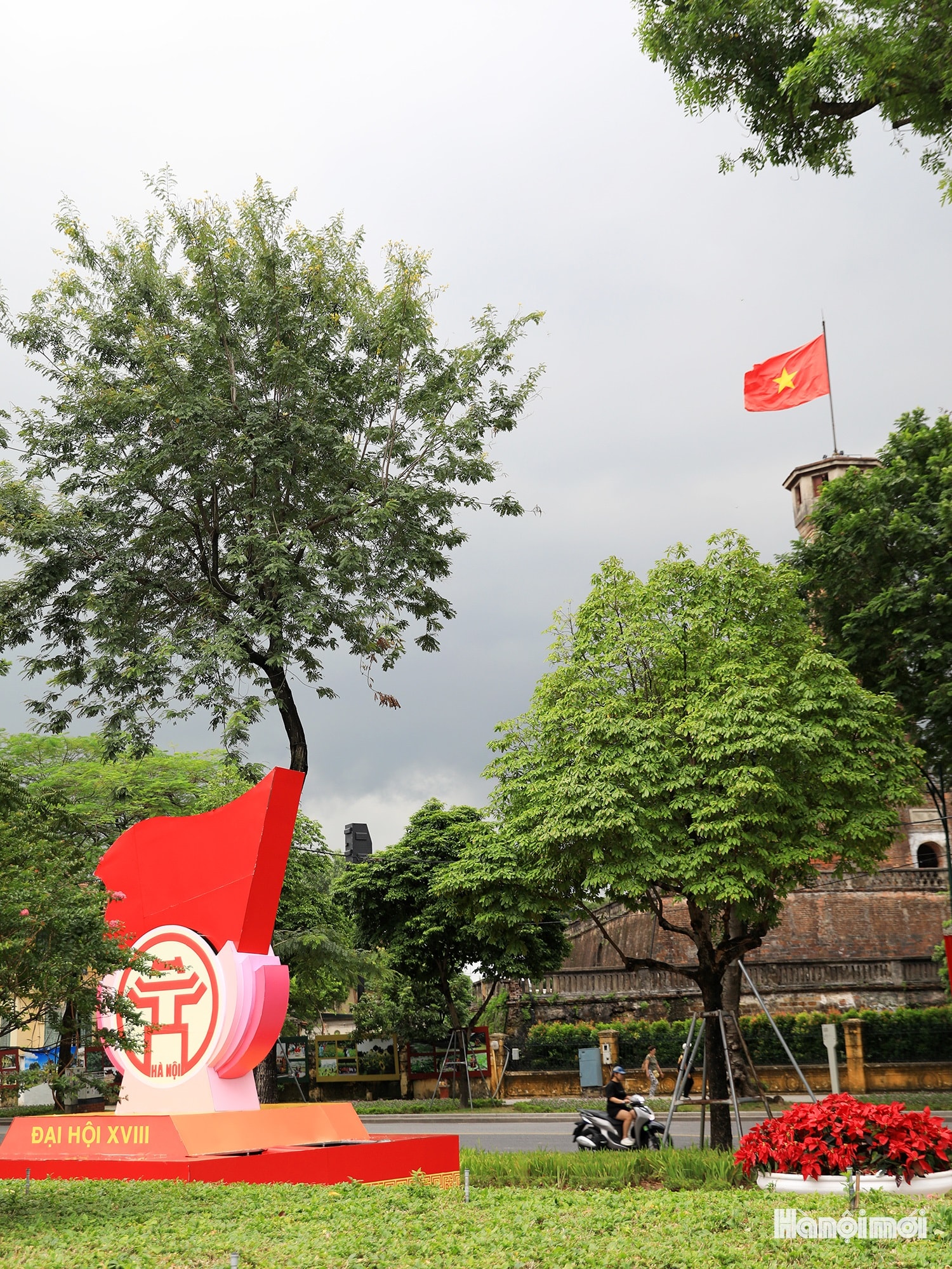 Đường phố rực rỡ cờ hoa chào mừng Đại hội đại biểu Đảng bộ TP Hà Nội lần thứ XVIII- Ảnh 5.