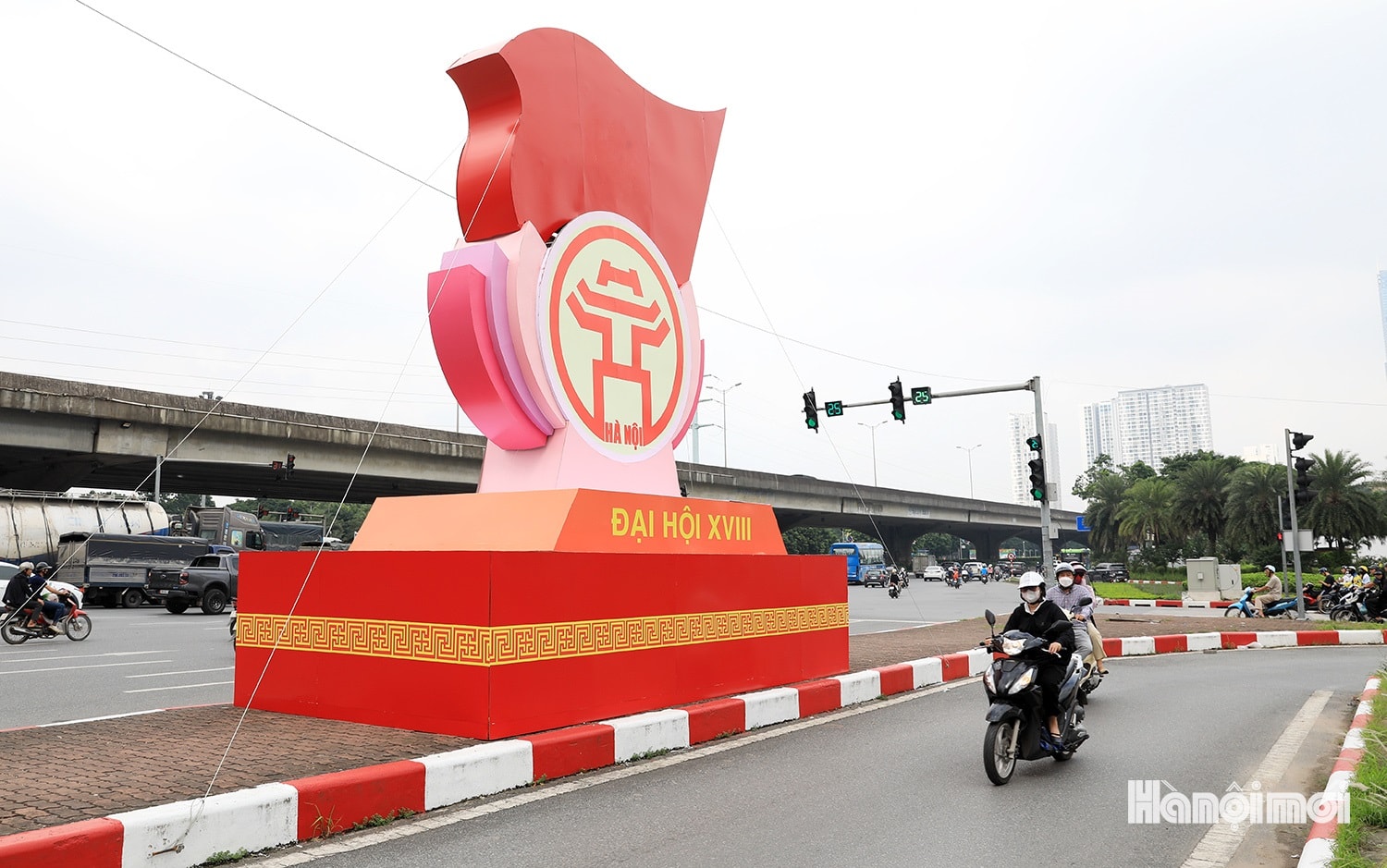 Đường phố rực rỡ cờ hoa chào mừng Đại hội đại biểu Đảng bộ TP Hà Nội lần thứ XVIII- Ảnh 6.
