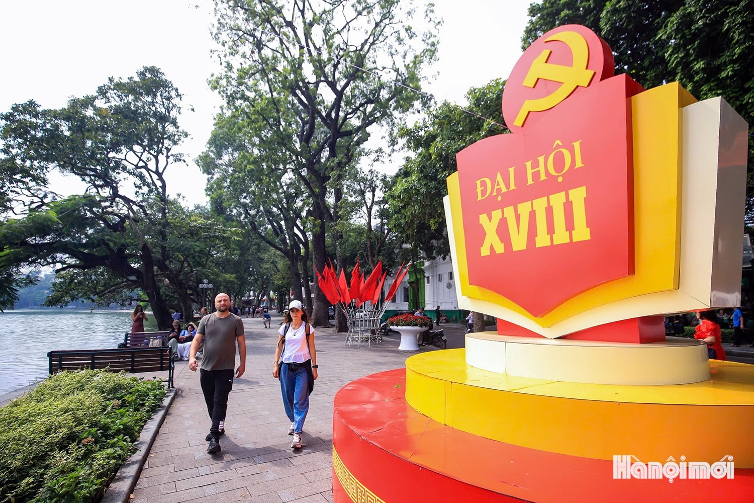 Đường phố rực rỡ cờ hoa chào mừng Đại hội đại biểu Đảng bộ TP Hà Nội lần thứ XVIII- Ảnh 8.