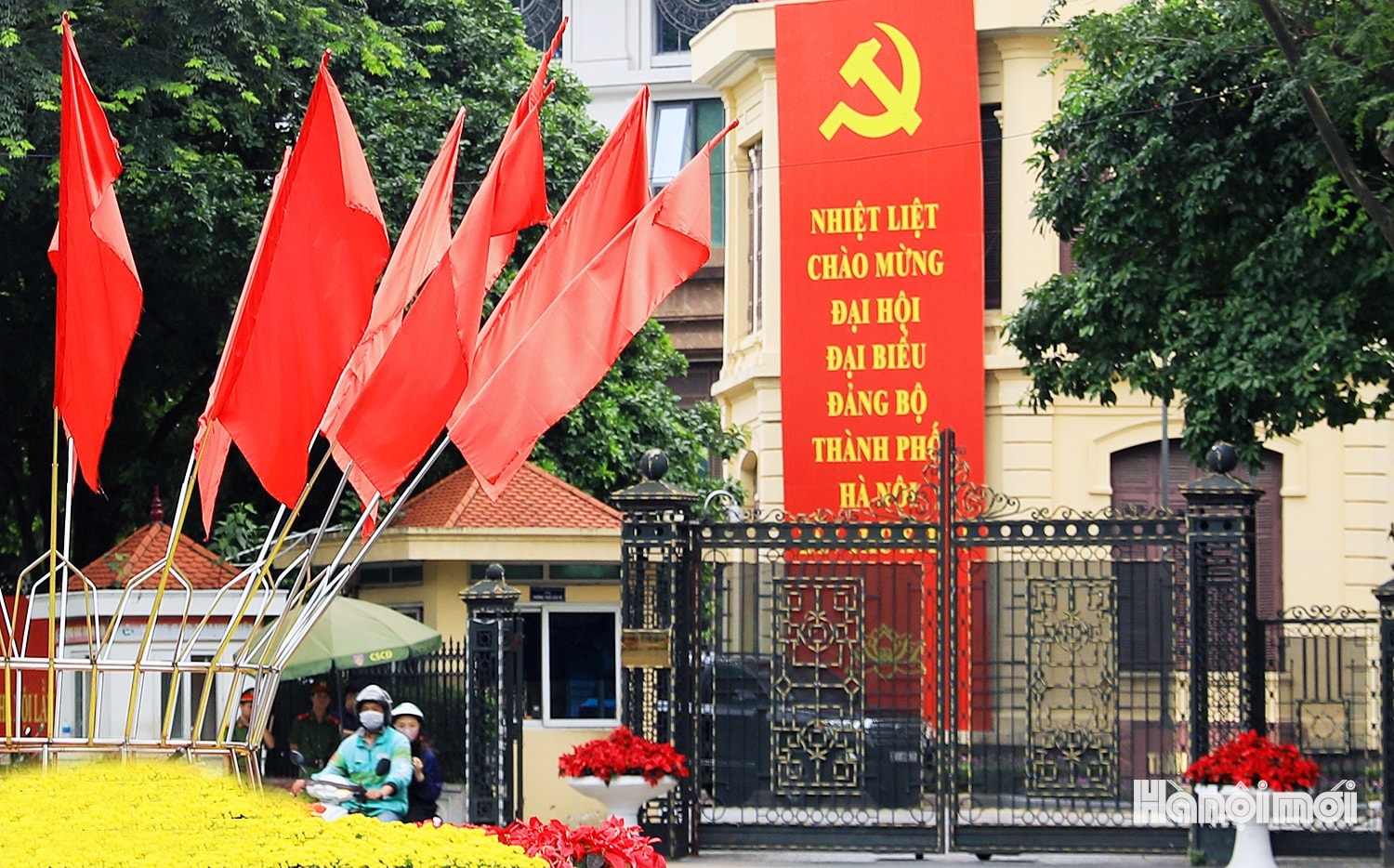 Đường phố rực rỡ cờ hoa chào mừng Đại hội đại biểu Đảng bộ TP Hà Nội lần thứ XVIII- Ảnh 9.