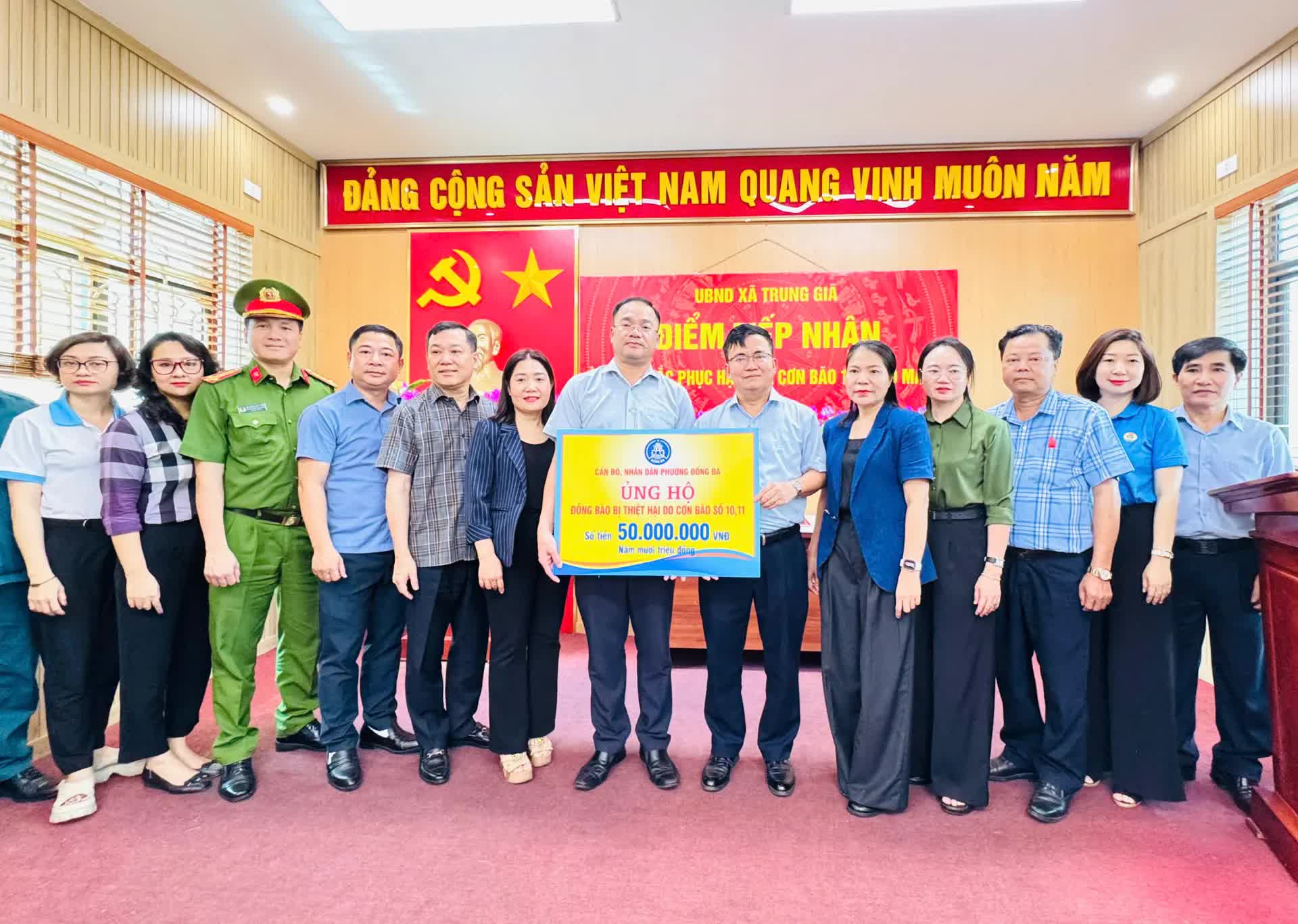 Phường Đống Đa trao quà ủng hộ người dân các xã bị ngập lụt tại Hà Nội- Ảnh 3.