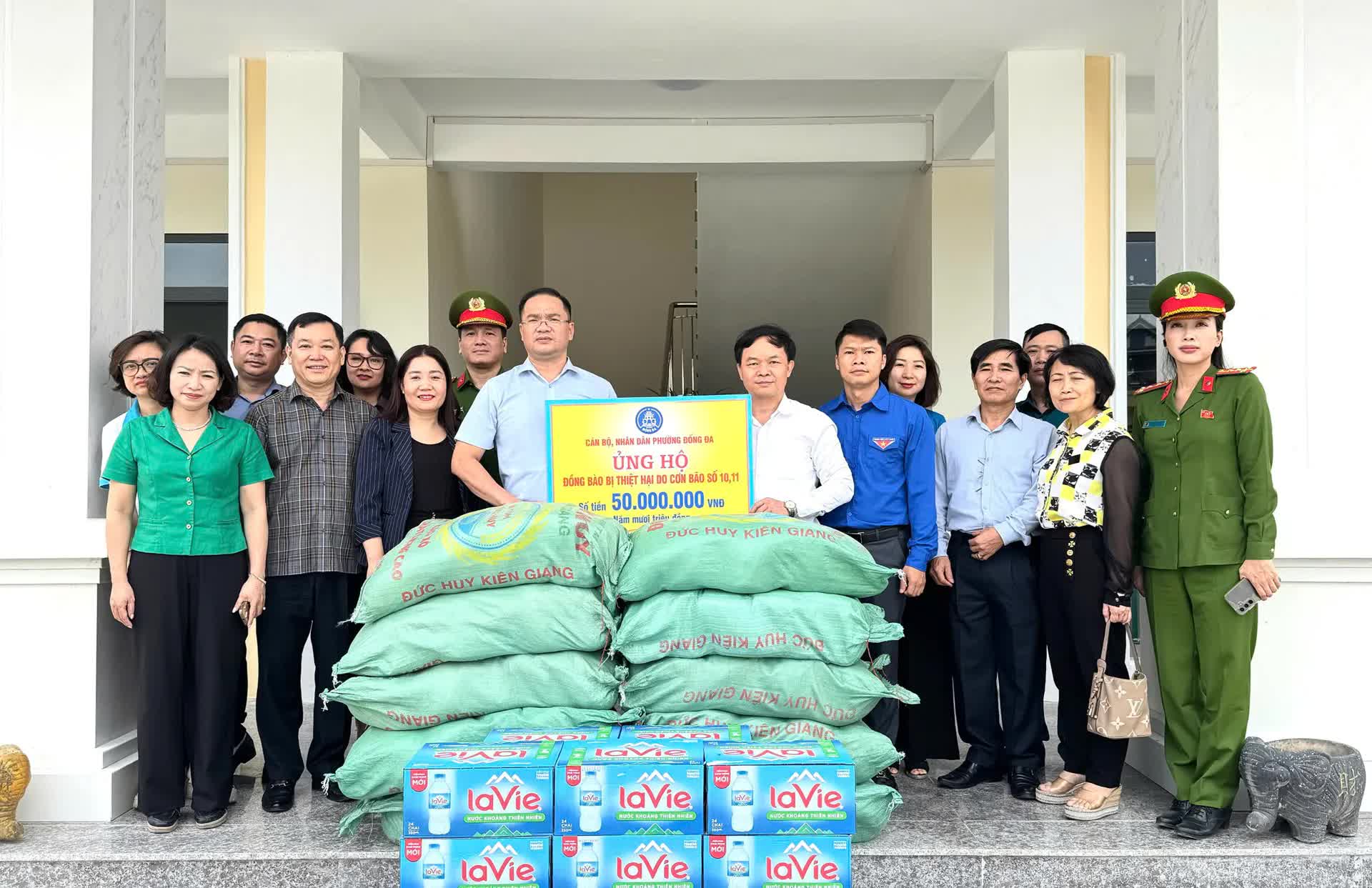 Phường Đống Đa trao quà ủng hộ người dân các xã bị ngập lụt tại Hà Nội- Ảnh 4.