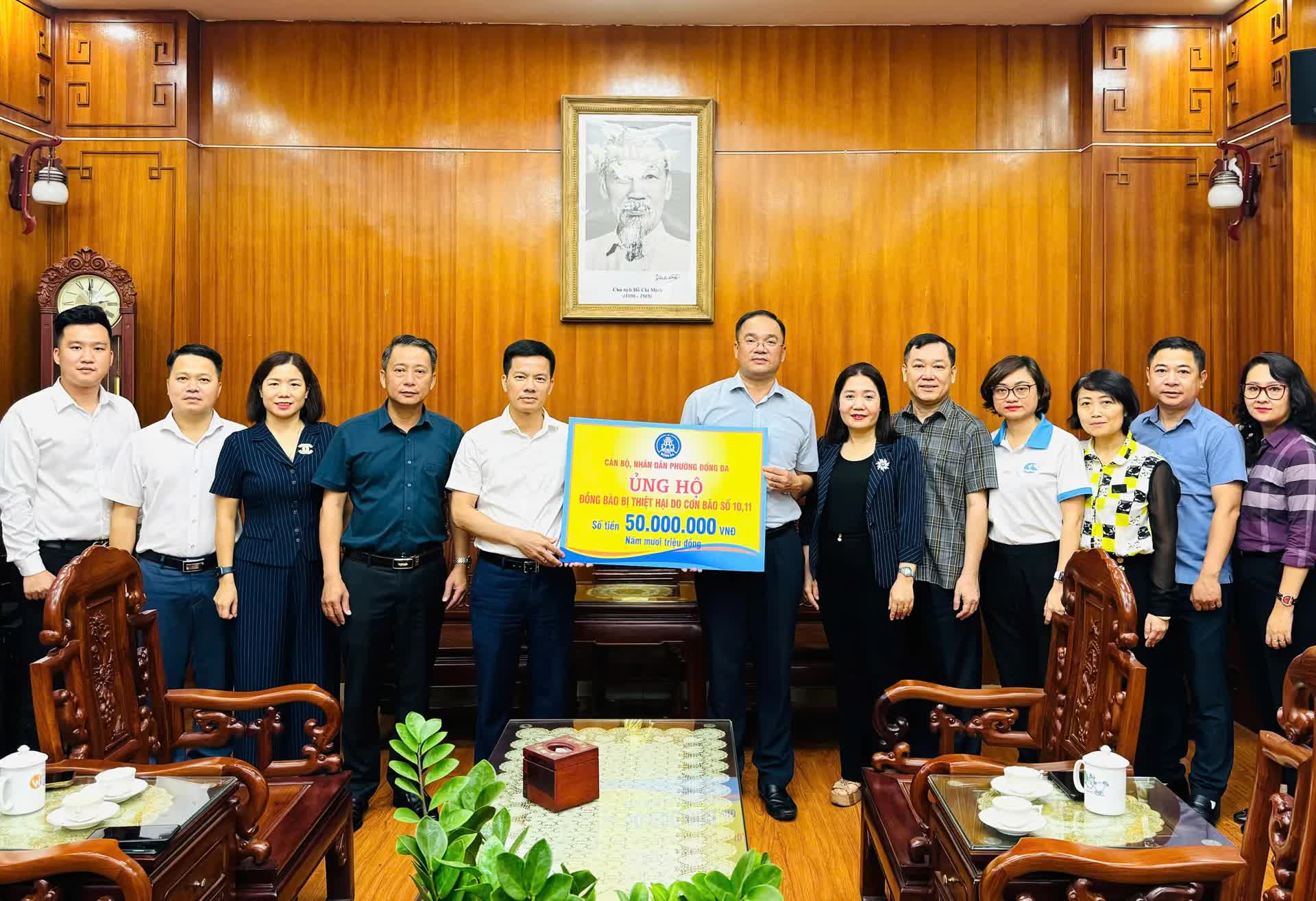 Phường Đống Đa trao quà ủng hộ người dân các xã bị ngập lụt tại Hà Nội- Ảnh 1.