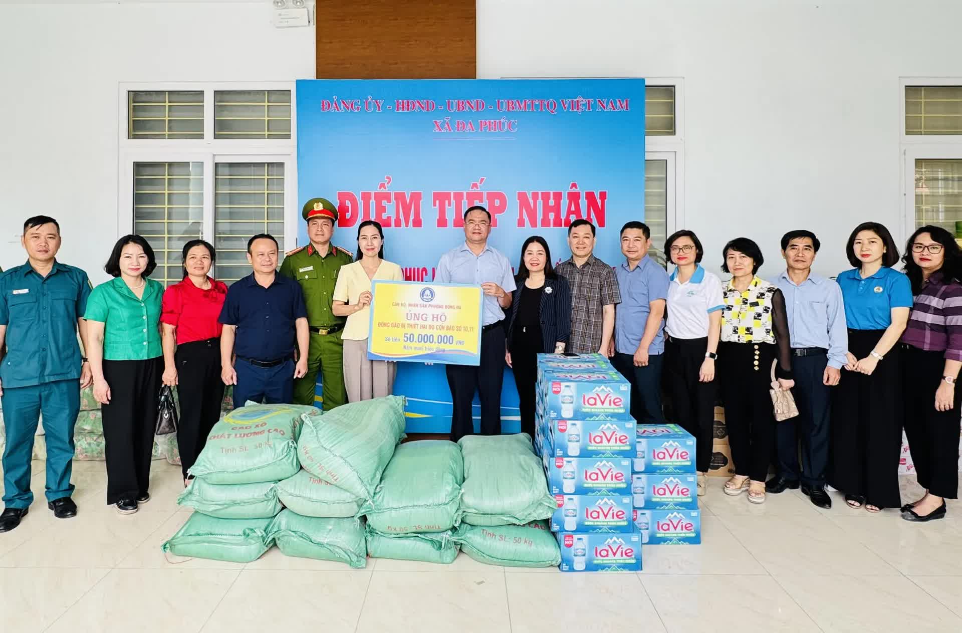 Phường Đống Đa trao quà ủng hộ người dân các xã bị ngập lụt tại Hà Nội- Ảnh 2.