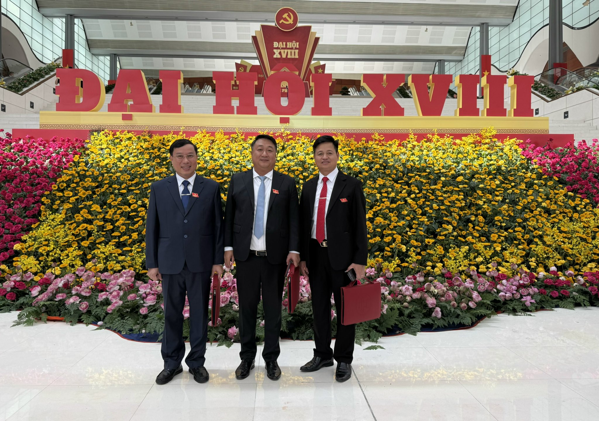 NHIỆT LIỆT CHÀO MỪNG ĐẠI HỘI ĐẠI BIỂU ĐẢNG BỘ THÀNH PHỐ HÀ NỘI LẦN THỨ XVIII, NHIỆM KỲ 2025 - 2030