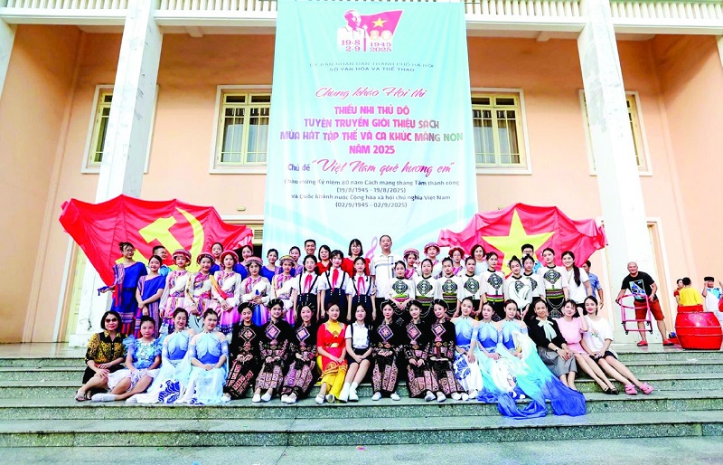 Hà Nội: Phường Hai Bà Trưng giành 2 giải tại Hội thi Thiếu nhi Thủ đô tuyên truyền, giới thiệu sách và múa hát tập thể.- Ảnh 1.
