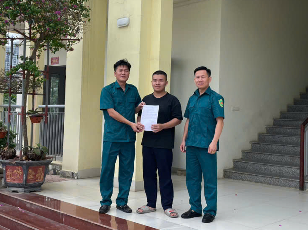 Xã Gia Lâm tiếp tục vận động thêm 2 công dân tự nguyện viết đơn lên đường nhập ngũ năm 2026- Ảnh 1.