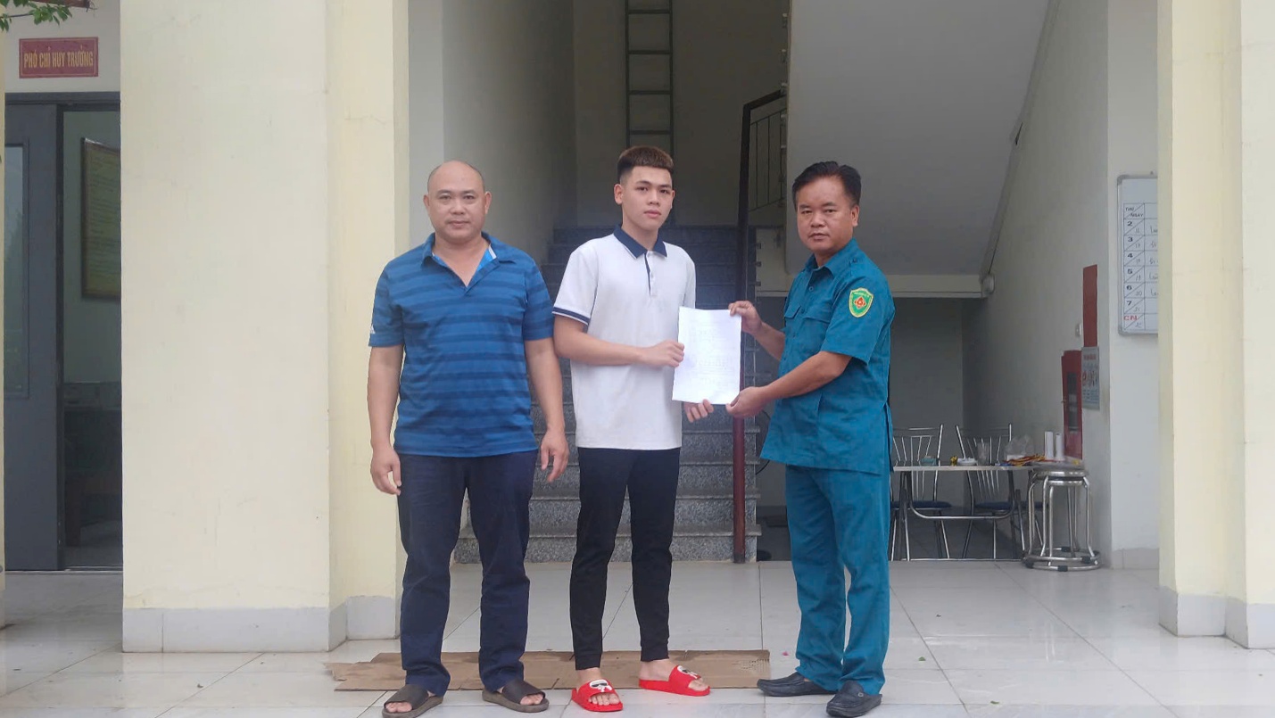 Xã Gia Lâm tiếp tục vận động thêm 2 công dân tự nguyện viết đơn lên đường nhập ngũ năm 2026- Ảnh 2.