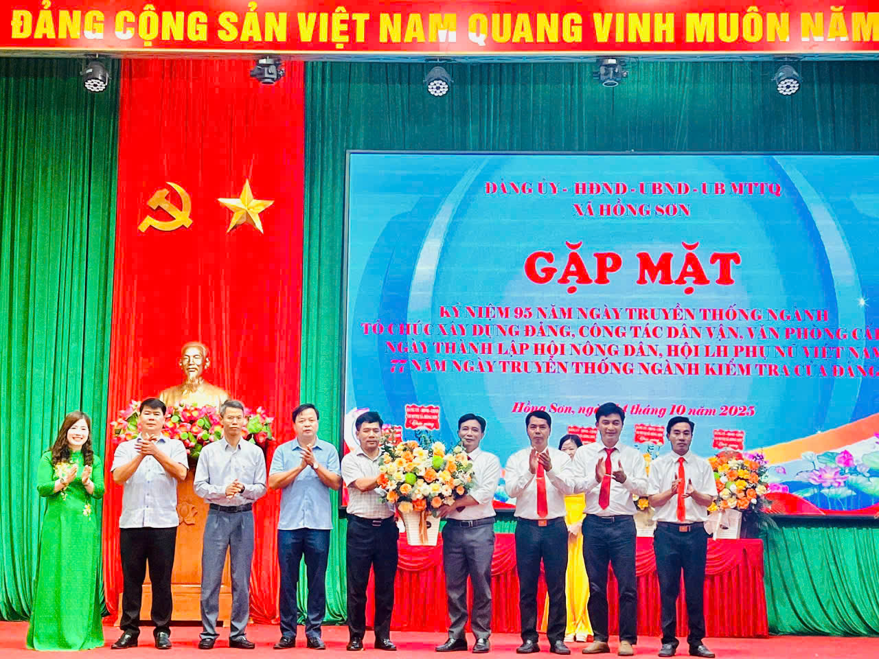 Lãnh đạo Hội Nông dân xã Hồng Sơn chúc mừng các Chi hội nhân kỷ niệm 95 năm Ngày thành lập Hội Nông dân Việt Nam- Ảnh 1.