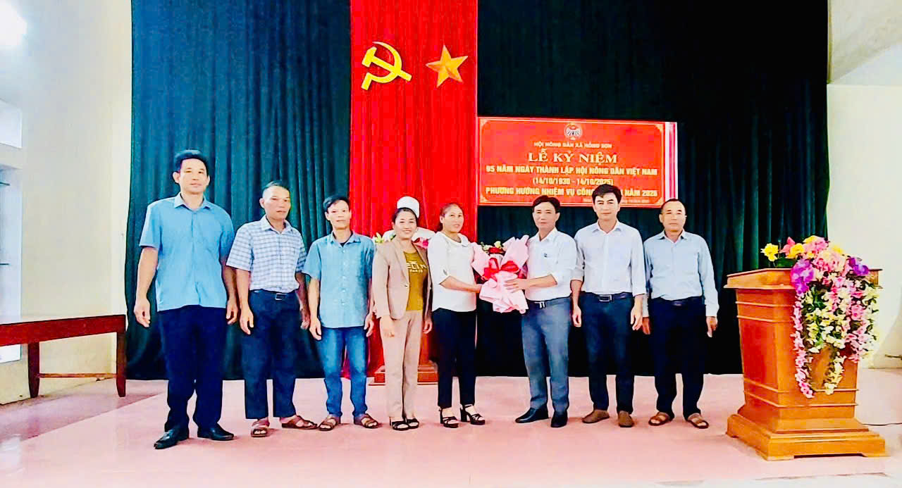Lãnh đạo Hội Nông dân xã Hồng Sơn chúc mừng các Chi hội nhân kỷ niệm 95 năm Ngày thành lập Hội Nông dân Việt Nam- Ảnh 2.