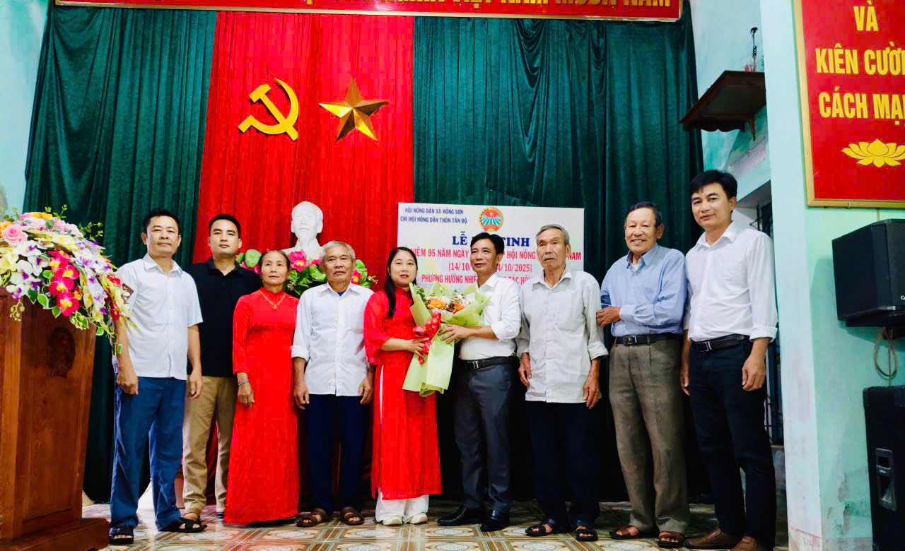 Lãnh đạo Hội Nông dân xã Hồng Sơn chúc mừng các Chi hội nhân kỷ niệm 95 năm Ngày thành lập Hội Nông dân Việt Nam- Ảnh 4.