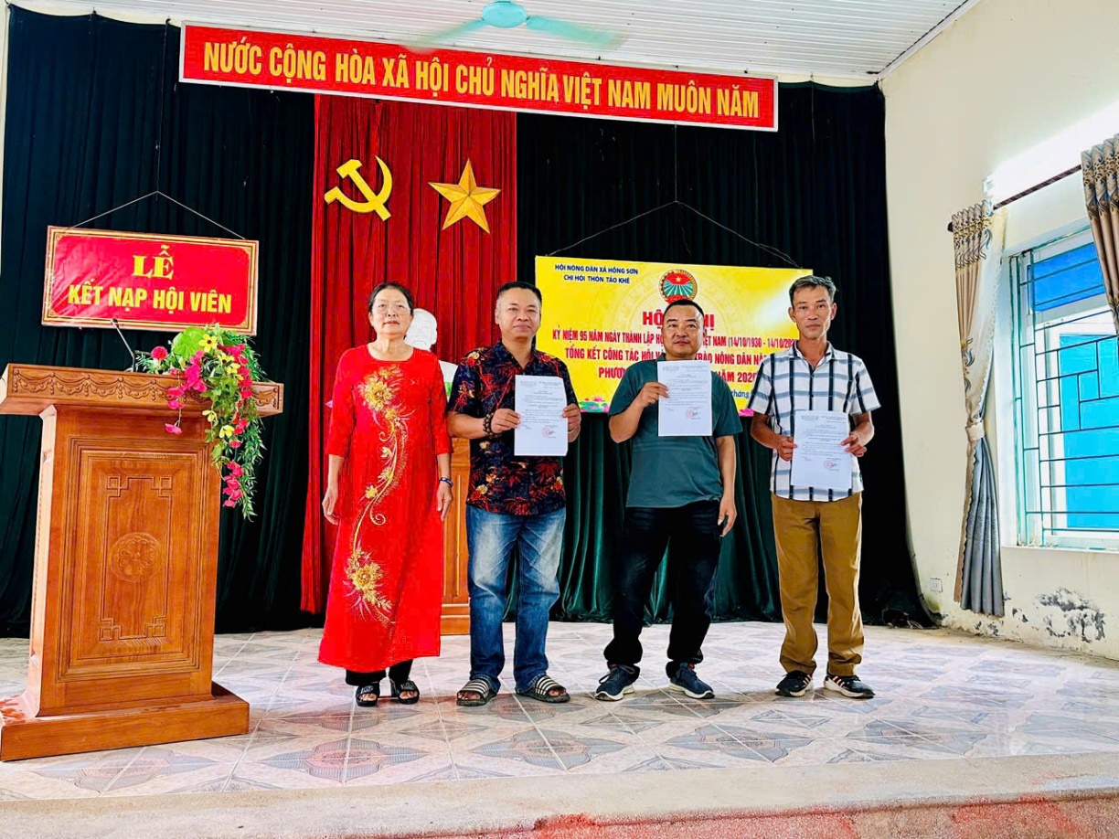Lãnh đạo Hội Nông dân xã Hồng Sơn chúc mừng các Chi hội nhân kỷ niệm 95 năm Ngày thành lập Hội Nông dân Việt Nam- Ảnh 9.