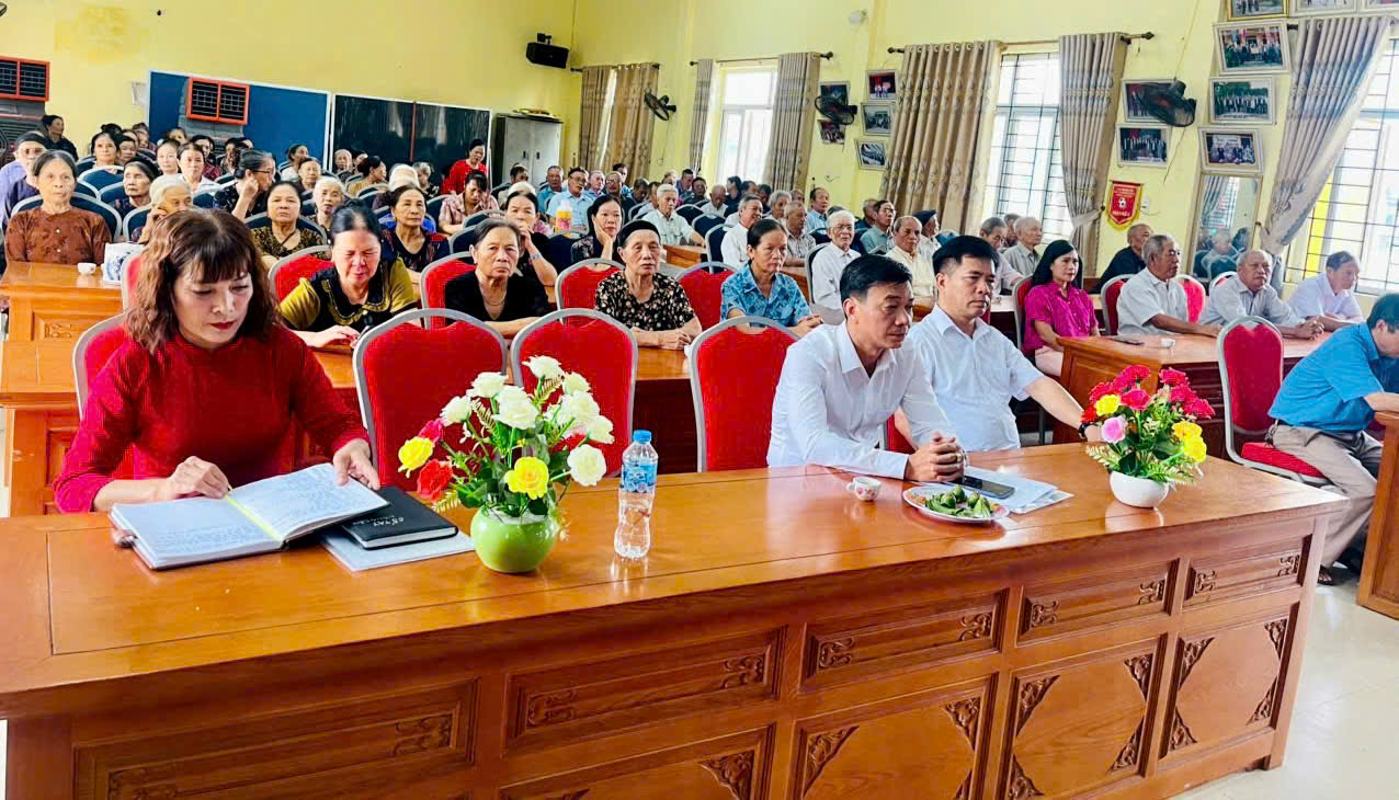 Lãnh đạo Hội Nông dân xã Hồng Sơn chúc mừng các Chi hội nhân kỷ niệm 95 năm Ngày thành lập Hội Nông dân Việt Nam- Ảnh 10.