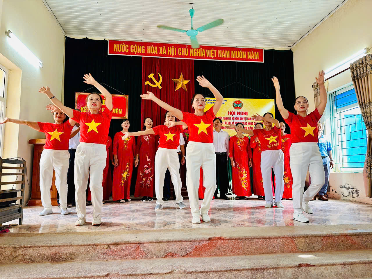 Lãnh đạo Hội Nông dân xã Hồng Sơn chúc mừng các Chi hội nhân kỷ niệm 95 năm Ngày thành lập Hội Nông dân Việt Nam- Ảnh 13.