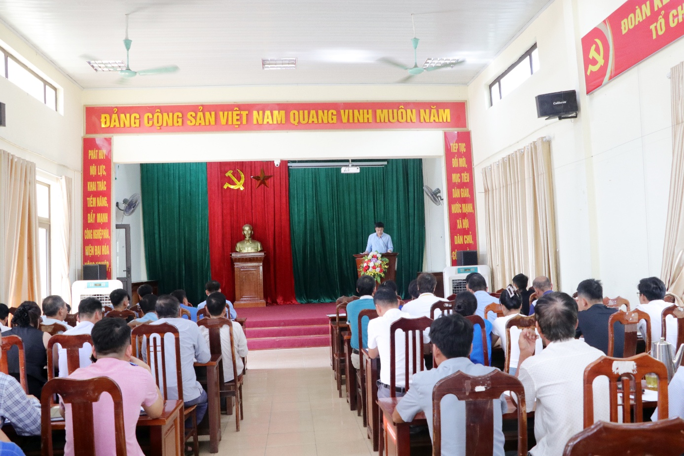 A group of people sitting in chairs  AI-generated content may be incorrect.