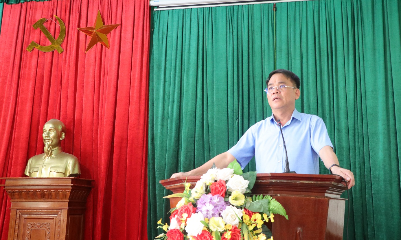 A person standing at a podium  AI-generated content may be incorrect.