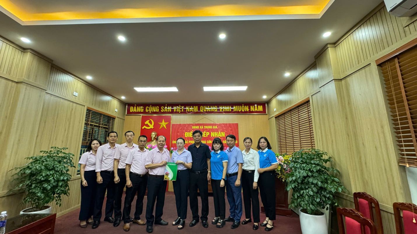 Ngân hàng Chính sách xã hội Thành phố Hà Nội chia sẻ khó khăn với người dân trên địa bàn xã Trung Giã, Đa Phúc trong đợt lũ vừa qua.- Ảnh 1.