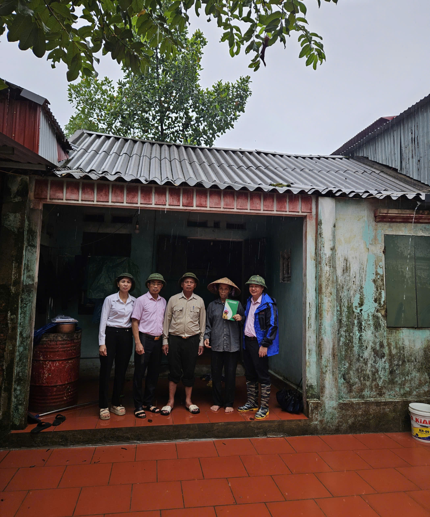 Ngân hàng Chính sách xã hội Thành phố Hà Nội chia sẻ khó khăn với người dân trên địa bàn xã Trung Giã, Đa Phúc trong đợt lũ vừa qua.- Ảnh 2.