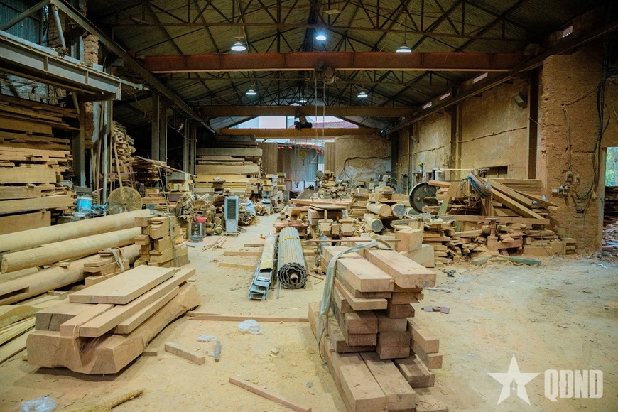 A large room with wood and metal  Description automatically generated with medium confidence