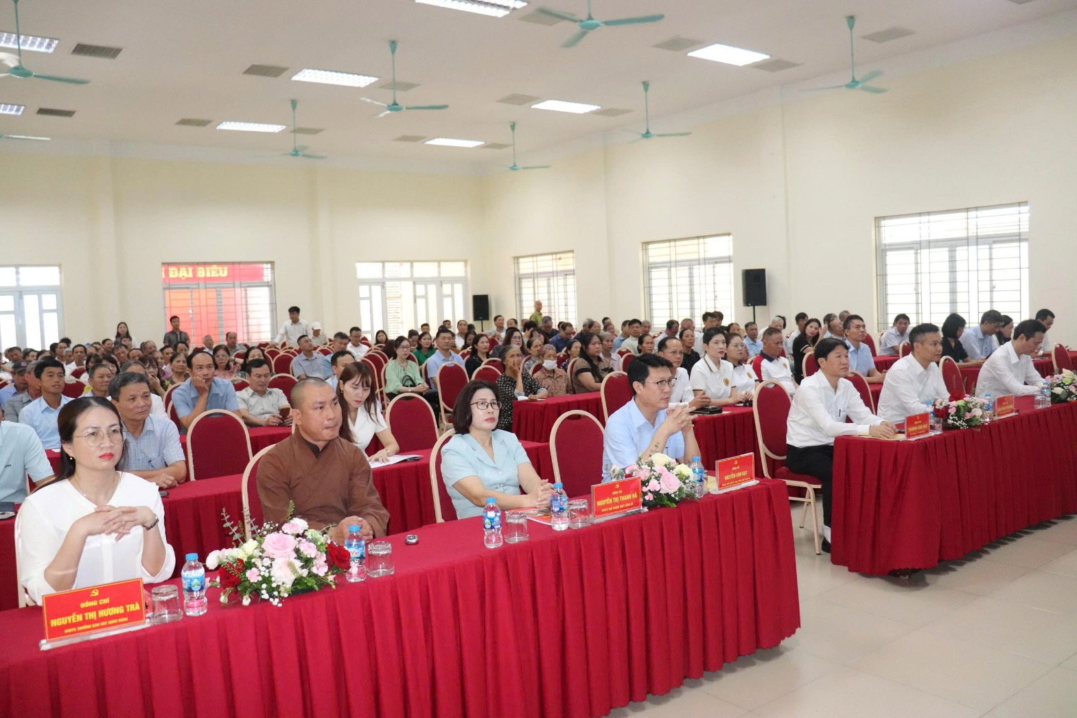 Ảnh có chứa trong nhà, trang phục, người, thính phòng  Nội dung do AI tạo ra có thể không chính xác.