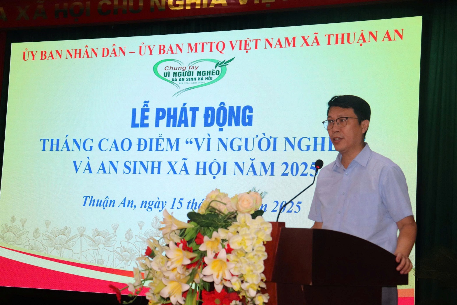 Ảnh có chứa văn bản, hoa, trang phục, đàn ông  Nội dung do AI tạo ra có thể không chính xác.