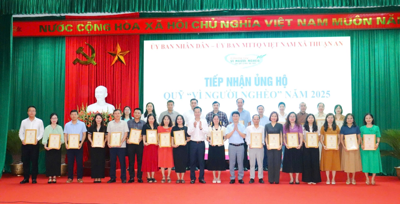 Ảnh có chứa người, trang phục, Rèm nhà hát, trong nhà  Nội dung do AI tạo ra có thể không chính xác.
