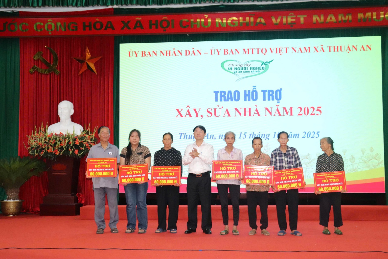 Ảnh có chứa văn bản, trang phục, người, trong nhà  Nội dung do AI tạo ra có thể không chính xác.