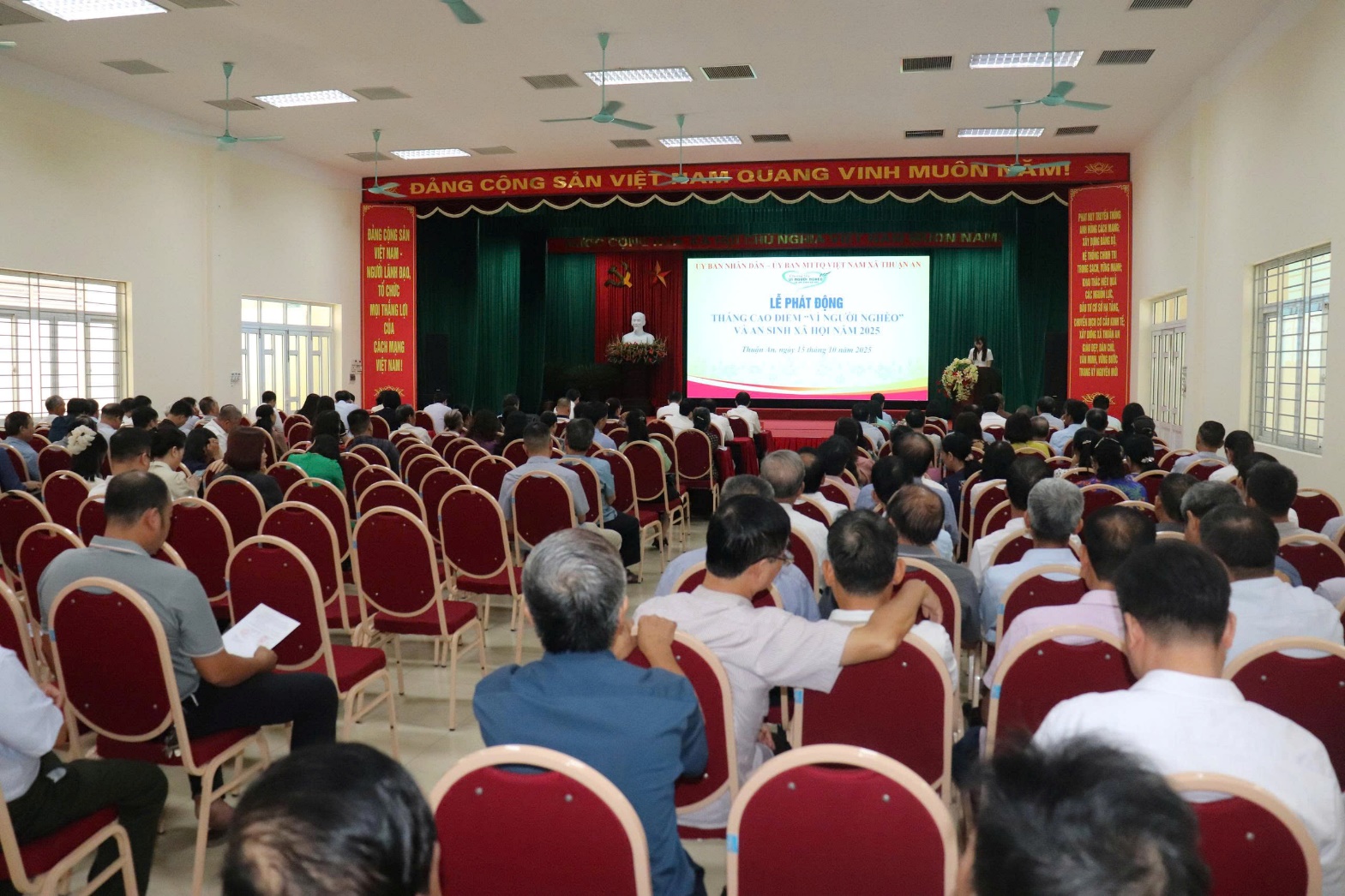 Ảnh có chứa trang phục, trong nhà, người, thính phòng  Nội dung do AI tạo ra có thể không chính xác.
