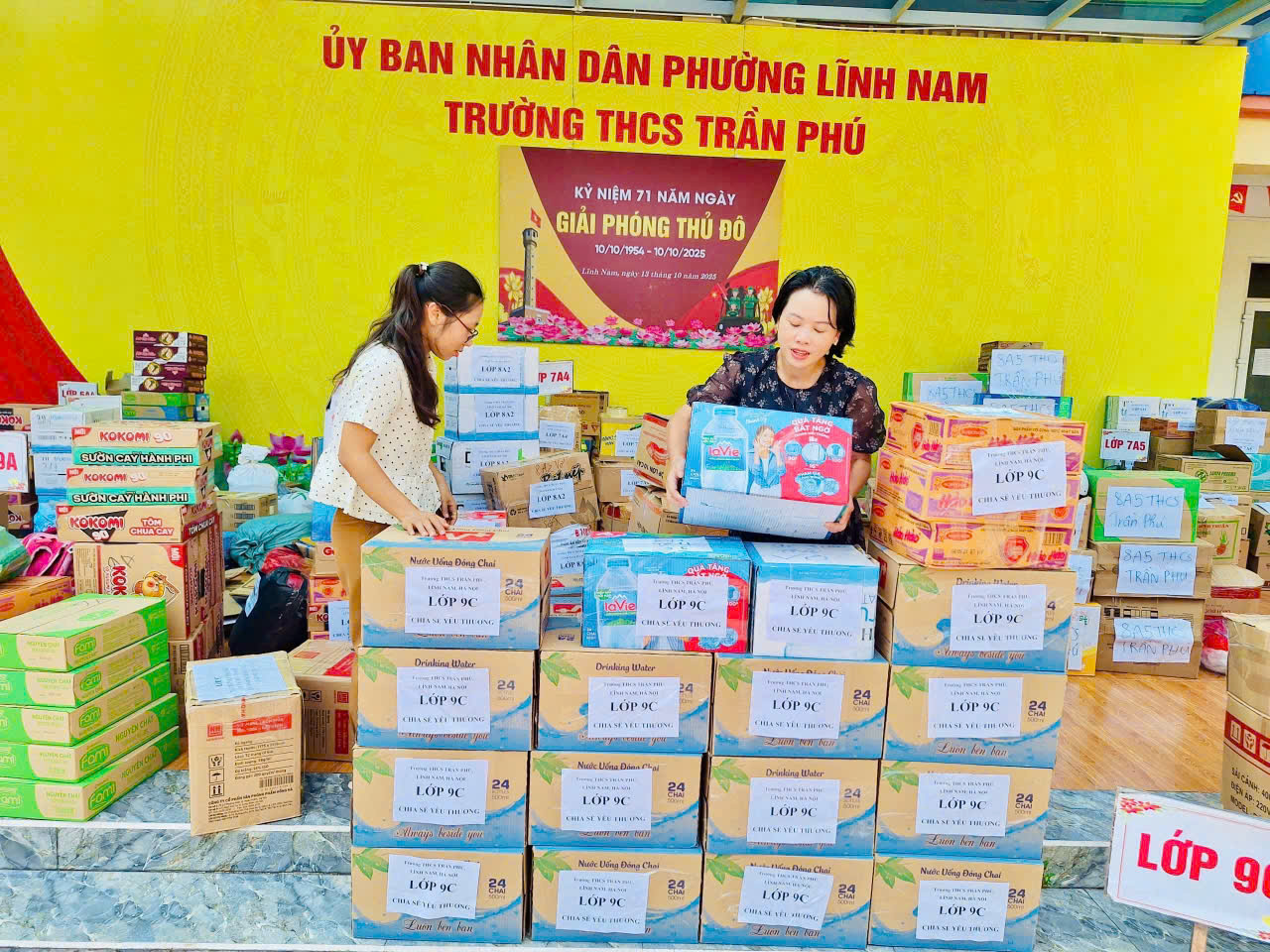 Phường Lĩnh Nam: Chung tay ủng hộ đồng bào bị ảnh hưởng bão lụt- Ảnh 2.