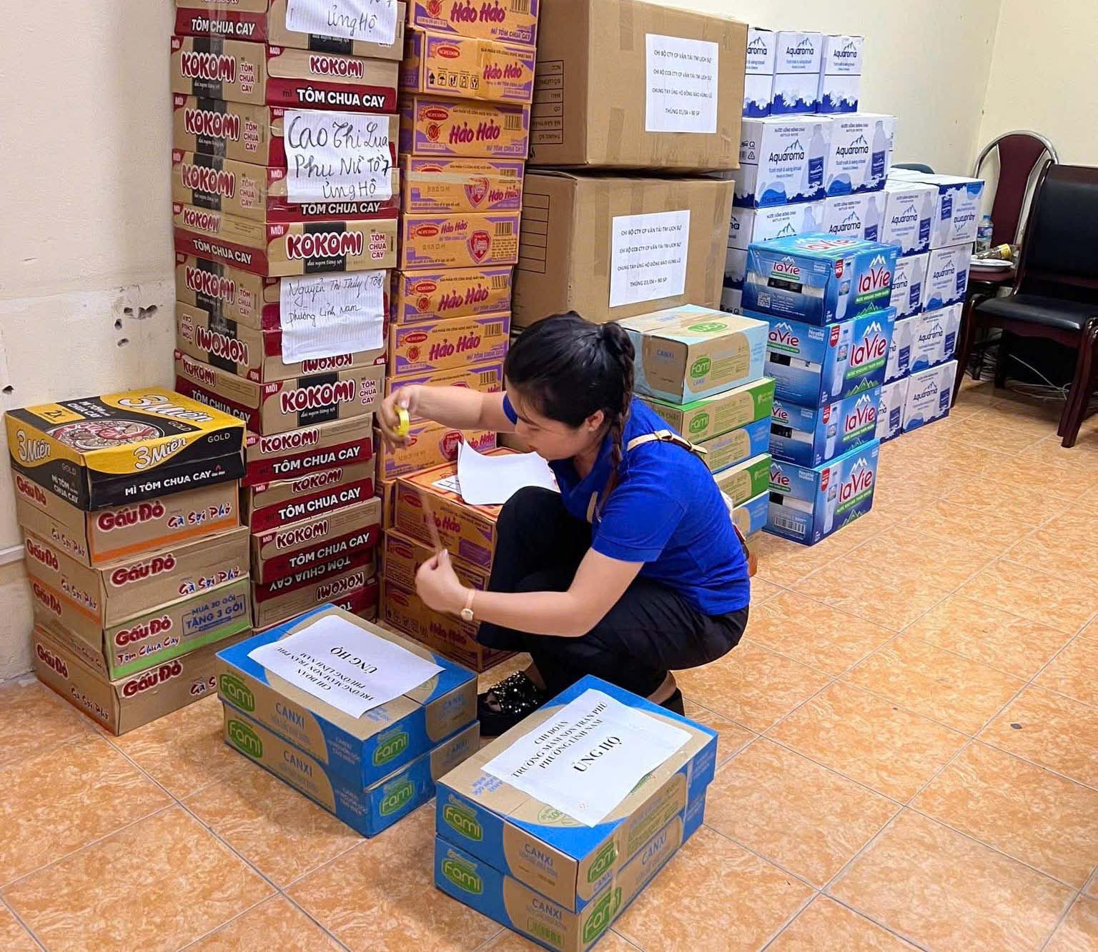 Phường Lĩnh Nam: Chung tay ủng hộ đồng bào bị ảnh hưởng bão lụt- Ảnh 4.